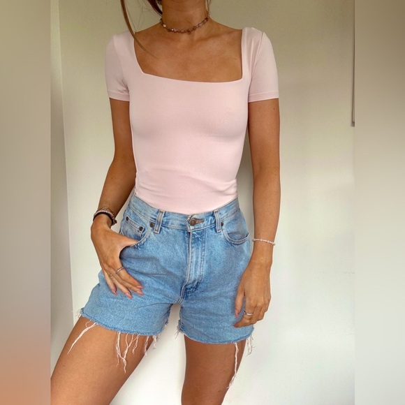 Aritzia Original Contour Squareneck Hip T-shirt light pink - X small - Picture 2 of 2